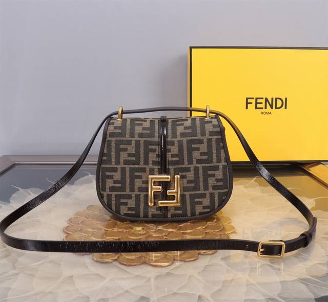 小号 ..顶级原单 Fendi C'Mon系列 手袋微微复古风 翻盖设计老花材质配ff字样磁扣开合方便使用 流畅柔美的线条感设计简约百搭！优雅大方 肩带