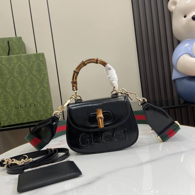 配全套原厂绿盒包装 新品 Gucci Bamboo 1947系列迷你竹节手提包，Gucci Bamboo 1947系列手袋匠心融入竹节提手 手工制作 、锁扣和镜