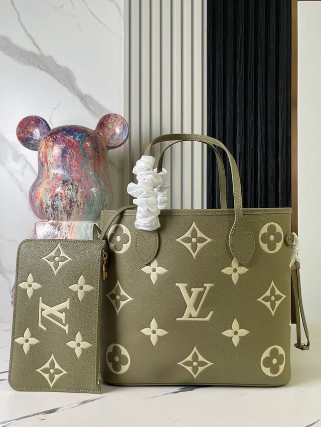 出厂价 顶级原单 独家实拍 M46649 M45686新草绿色 本款 Neverfull 中号手袋取材 Monogram Empreinte 软压纹皮革。收紧两