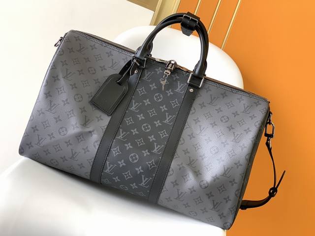 顶级原单m45392Keepall Bandoulière 50 旅行袋 此款 Keepall Bandoulière 50 旅行袋以浅色 Monogram E