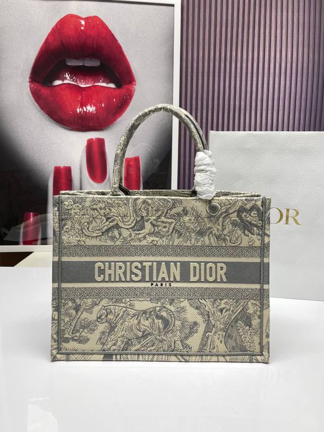 Dior Book Tote 购物袋 这款book Tote手袋灵感来自女装创意总监玛丽亚 嘉茜娅 蔻丽 Maria Grazia Chiuri 是体现dior