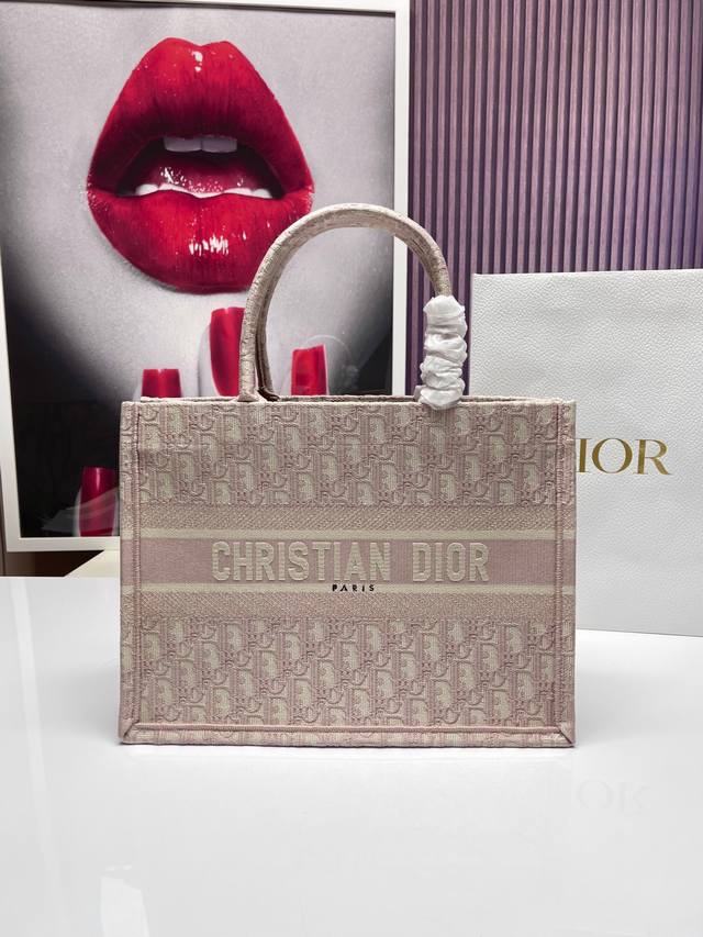 Dior Book Tote 购物袋 这款book Tote手袋灵感来自女装创意总监玛丽亚 嘉茜娅 蔻丽 Maria Grazia Chiuri 是体现dior