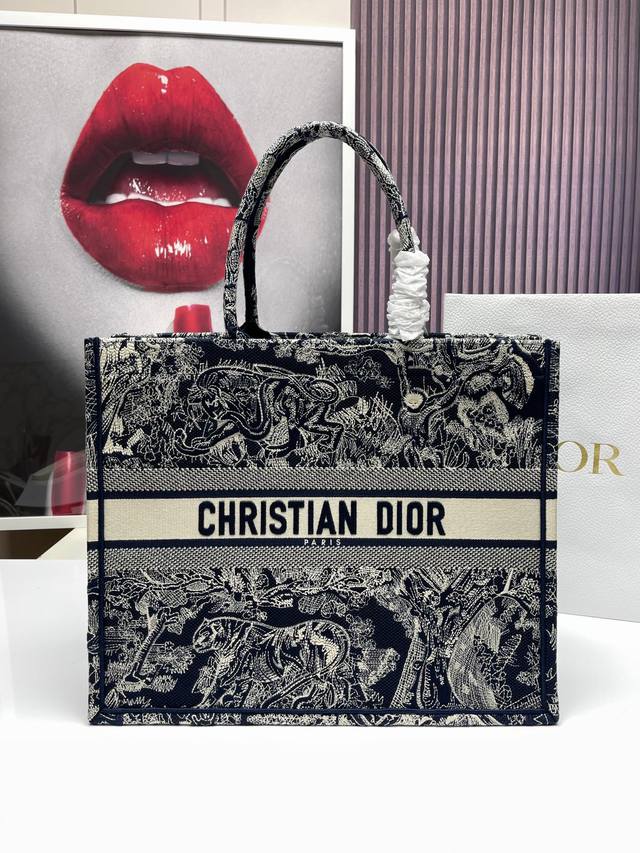 Dior Book Tote 购物袋 这款book Tote手袋灵感来自女装创意总监玛丽亚 嘉茜娅 蔻丽 Maria Grazia Chiuri 是体现dior