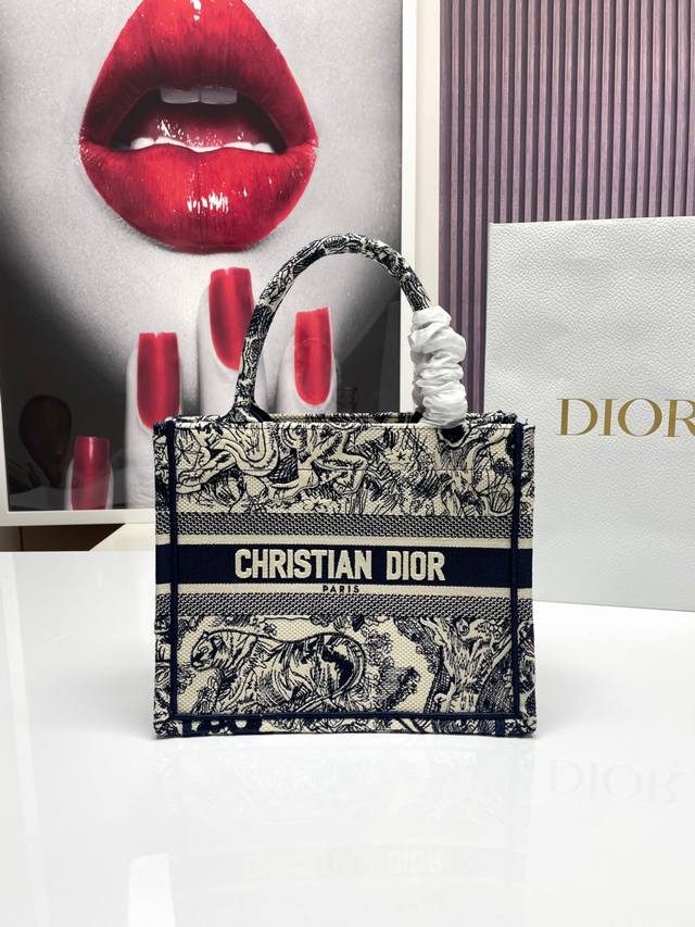 Dior Book Tote 购物袋 这款book Tote手袋灵感来自女装创意总监玛丽亚 嘉茜娅 蔻丽 Maria Grazia Chiuri 是体现dior