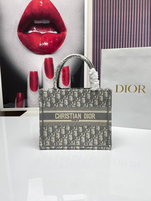 Dior Book Tote 购物袋 这款book Tote手袋灵感来自女装创意总监玛丽亚 嘉茜娅 蔻丽 Maria Grazia Chiuri 是体现dior