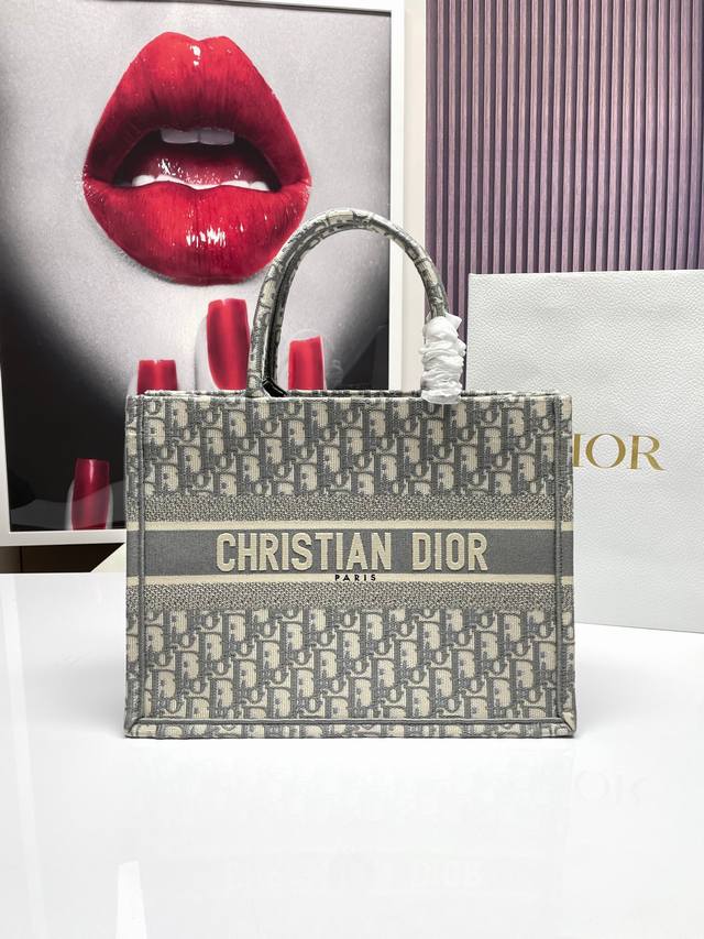 Dior Book Tote 购物袋 这款book Tote手袋灵感来自女装创意总监玛丽亚 嘉茜娅 蔻丽 Maria Grazia Chiuri 是体现dior