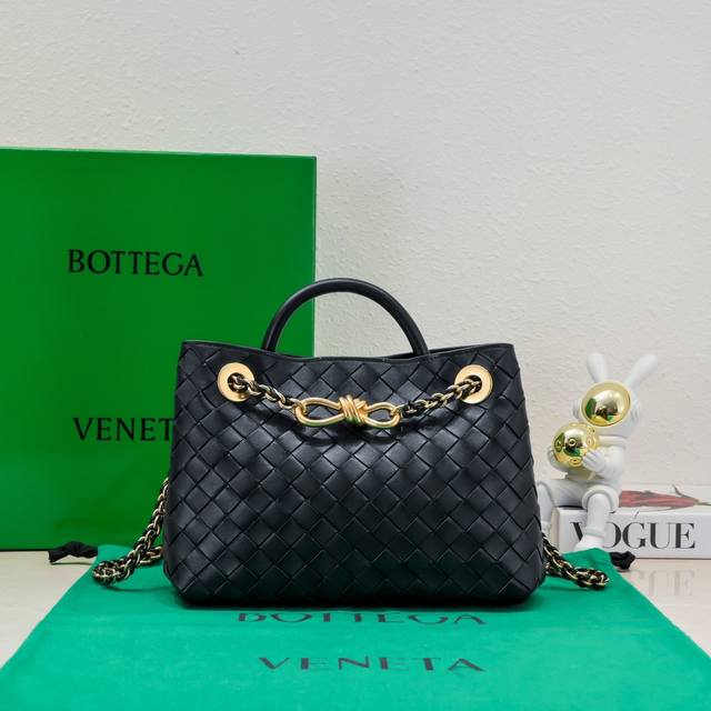 Bottega Veneta葆蝶家2024春夏新品小号andiamo链条包朵也有啦！相信不少小伙伴等待已久，金属感链条在原本andiamo柔美优雅的基础上更多添