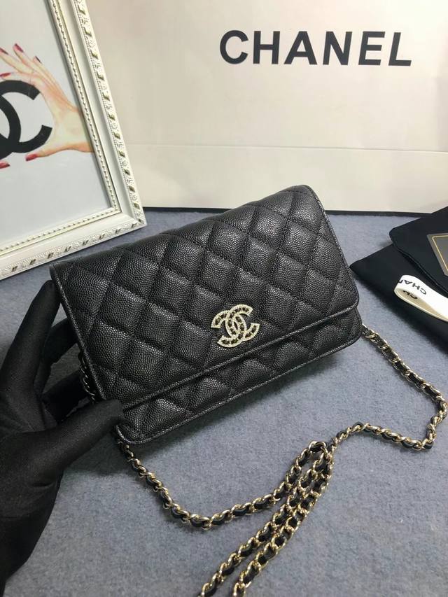 22新款chanel。 Woc到货头层牛皮搭配新款luogo、同样是穿皮旁边钻石包围设计细节美到淋漓尽致款号a 4B尺寸13*19.5*3.5Cm。