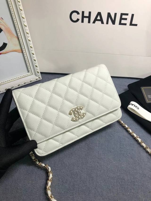 22新款chanel。 Woc到货头层牛皮搭配新款luogo、同样是穿皮旁边钻石包围设计细节美到淋漓尽致款号a 4B尺寸13*19.5*3.5Cm。