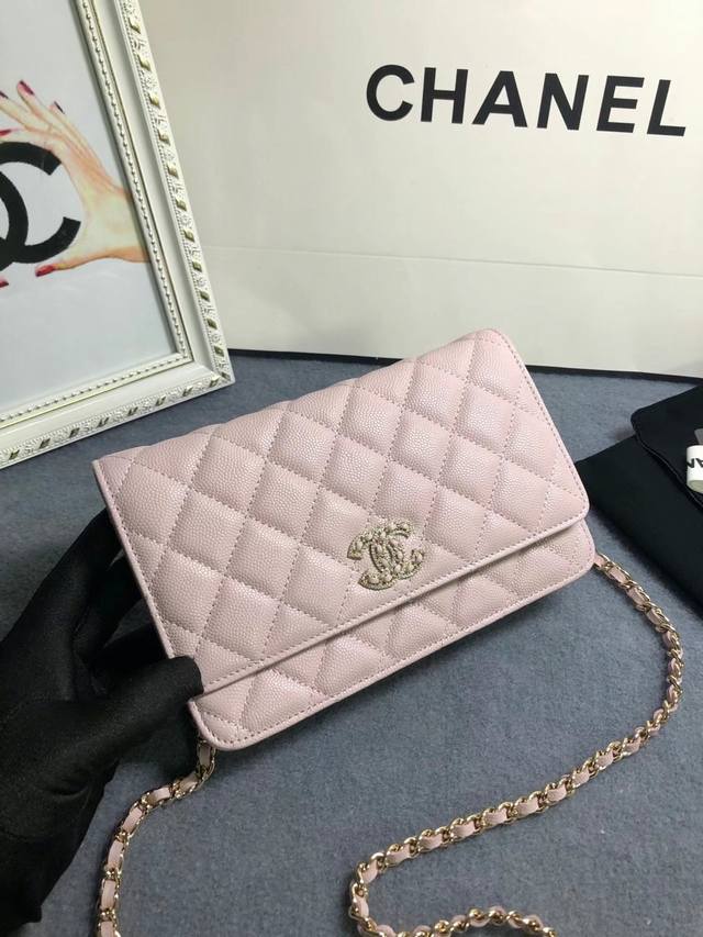 22新款chanel。 Woc到货头层牛皮搭配新款luogo、同样是穿皮旁边钻石包围设计细节美到淋漓尽致款号a 4B尺寸13*19.5*3.5Cm。