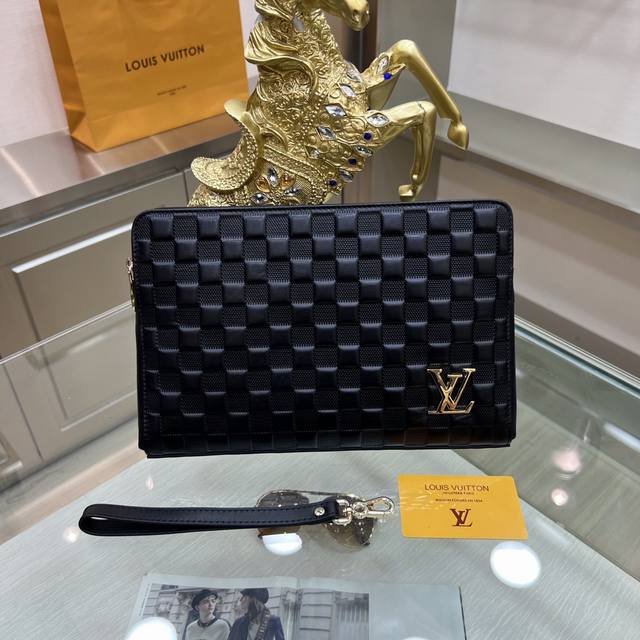 Louis Vuitton 路易威登3233-7 新款多隔层手拿包光滑的皮革饰边与宽敞的内部空间，奢华与实用的完美结合做工无法挑剔 尺寸：28-18-5