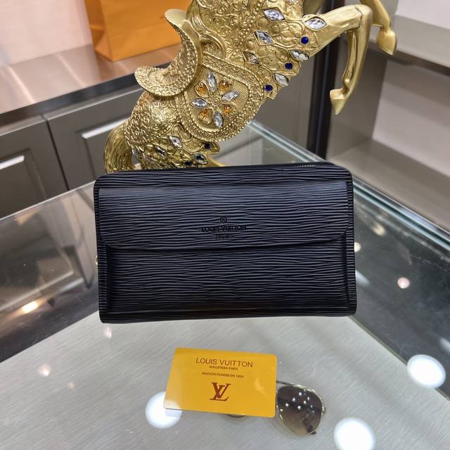 新品 ：Louis Vuitton 路易威登 最新款手拿包，不但包型做得好，而且品质也非常精细，采用进口牛皮，双拉链设计，容量大、款式简单大方 型号 : 830