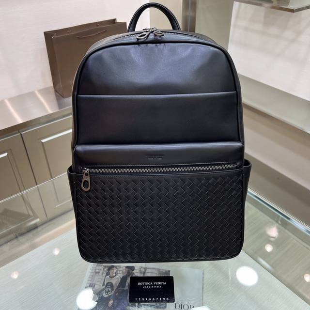 Bottega Veneta宝蝶嘉新款双肩背包 低调、质量及工艺 自1966年起bottega Veneta为奢华创造了一套新定义。品牌的格言 忠于自我，形随心