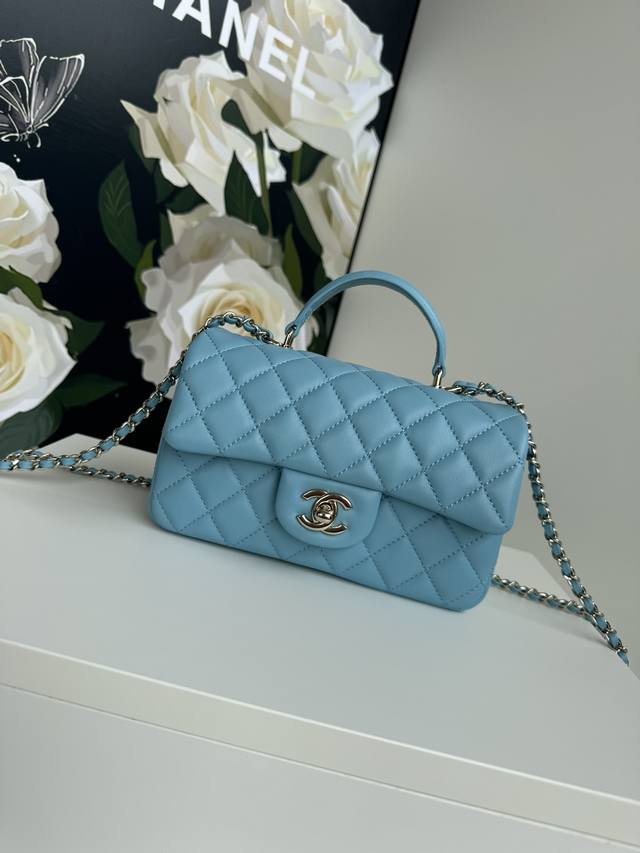 Chanel 21K最新mini Cf Handle 手提包 As2431 经典菱格口盖包 饰以精致经典链子搭配手提，细腻羊皮：润饰手袋，脱颖而出，演绎永恒优雅