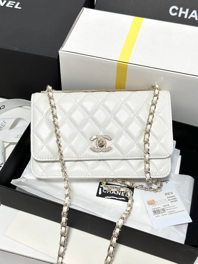 Chanel 24S Trendy Cc Woc 太美丽啦，浮雕镶钻款 整个blingbling 可精致 金属logo加水钻装饰 搭配进口羊皮 简直太贵气啦 S