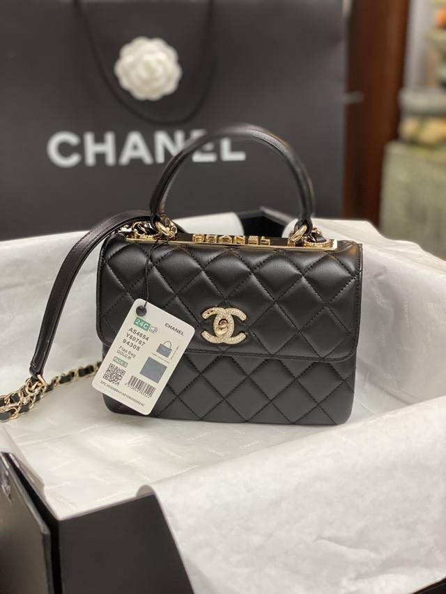 Chanel: 2024年。新款满钻c手提。Trendy-奢毕放光芒，无论是高级黑色还是 洁净白色。都显得分外吸引人哇。每只手袋都象征独特的品味和格调_淡金色链