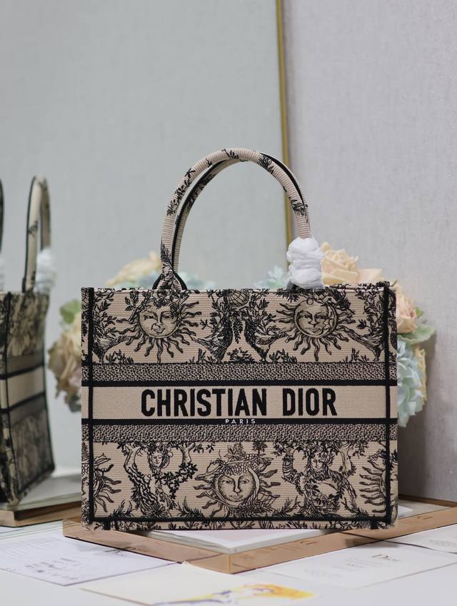 正品级 太阳星座棕 中号 Dior Book Tote 购物袋 这款book Tote手袋灵感来自女装创意总监玛丽亚 嘉茜娅 蔻丽 Maria Grazia C