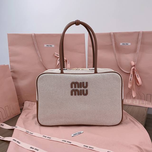 正品级 5Bb117：Miumiu新品帆布公文包，时尚与经典的完全融合，下一个大爆款非它莫属，帆布面料搭配小牛皮，质感柔软且耐用，比起全皮款更加轻便且颜色也更百