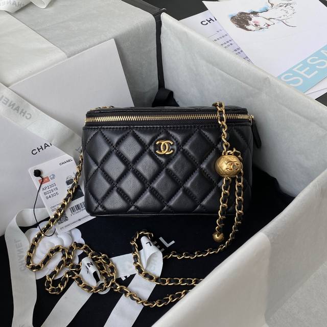 Chanel 2021秋冬新品a 3金球化妆小盒子 小型收纳盒 原版五金 进口羊皮 出街打开能补妆 关上能拗造型 就算放家里也能当个收纳盒 唇膏 Bb霜粉底，纸