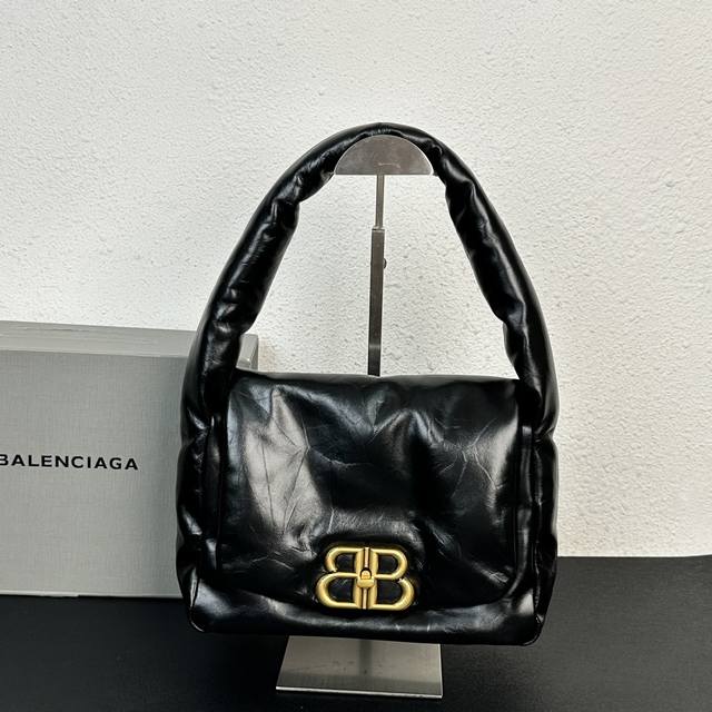 Balenciag 2024春夏 新品 Monaco 新品来袭 油蜡牛皮 非常有质感 转锁开合 做旧复古五金配件装饰 单肩腋下法棍包 酷辣时尚 潮girl 必备