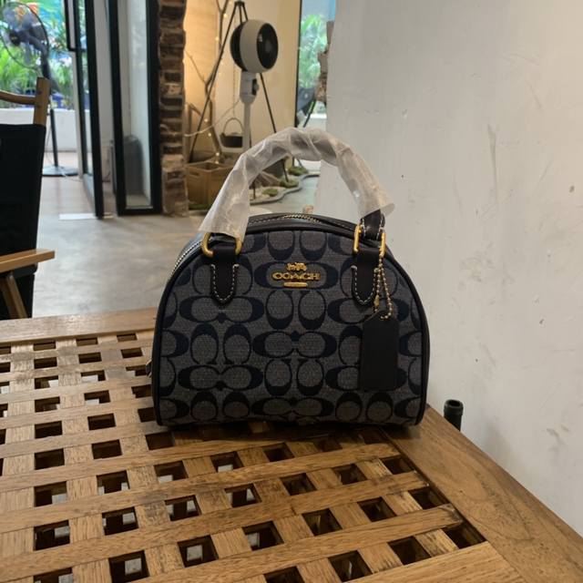 Size：20*15 Coach Sydney小贝壳包 蔻驰手提斜挎小贝壳上新 包包形状特别可爱像小馒头 Hb