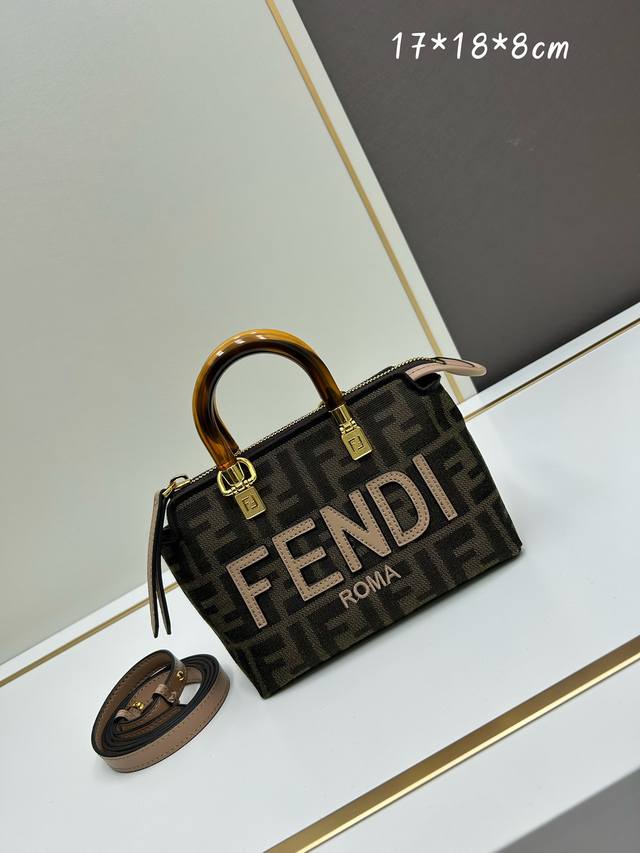 Fend1全新mini Bythe Way迷你包 包包拥有纯净简约廓形的bythewav结合玳瑁手柄等，有个性元素又颇为惹人怜爱的迷你，光滑小牛皮款的颜色呈现经