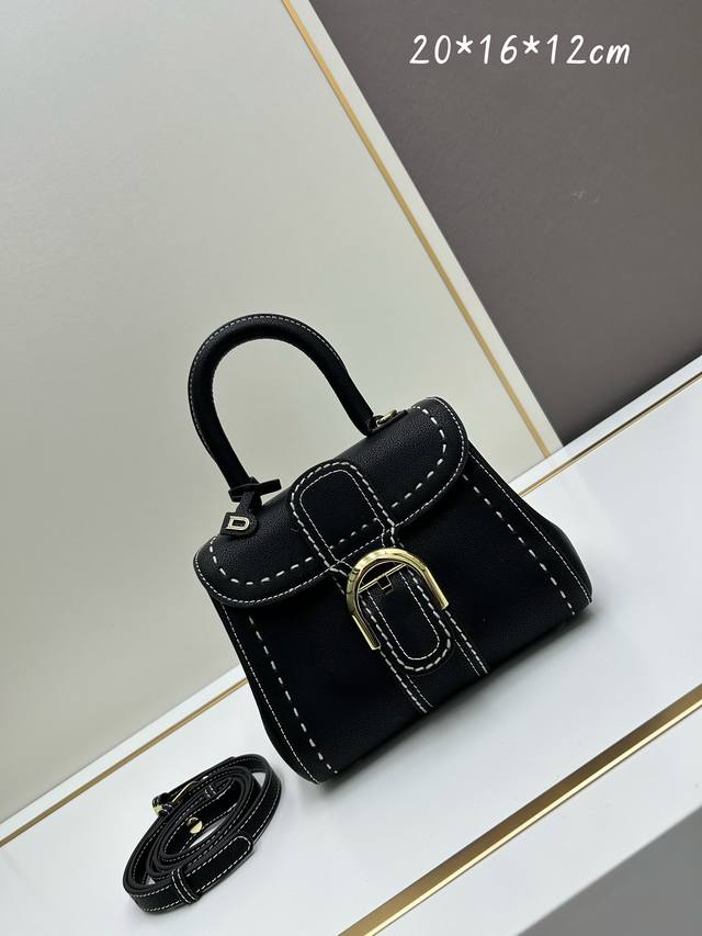 Delvaux2024春夏外缝线系列 诞生于1958年的经典款型是delvaux之家的象征。以rodéocalf粒纹小牛皮打造的brillantpm包袋因简洁的