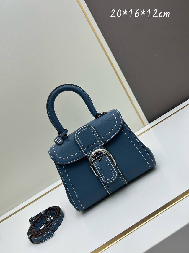 Delvaux2024春夏外缝线系列 诞生于1958年的经典款型是delvaux之家的象征。以rodéocalf粒纹小牛皮打造的brillantpm包袋因简洁的