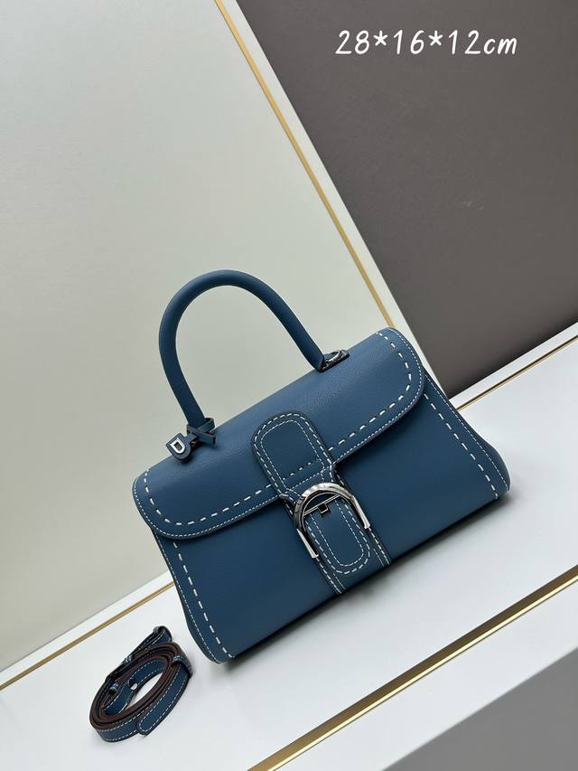 Delvaux2024春夏外缝线系列 诞生于1958年的经典款型是delvaux之家的象征。以rodéocalf粒纹小牛皮打造的brillantpm包袋因简洁的