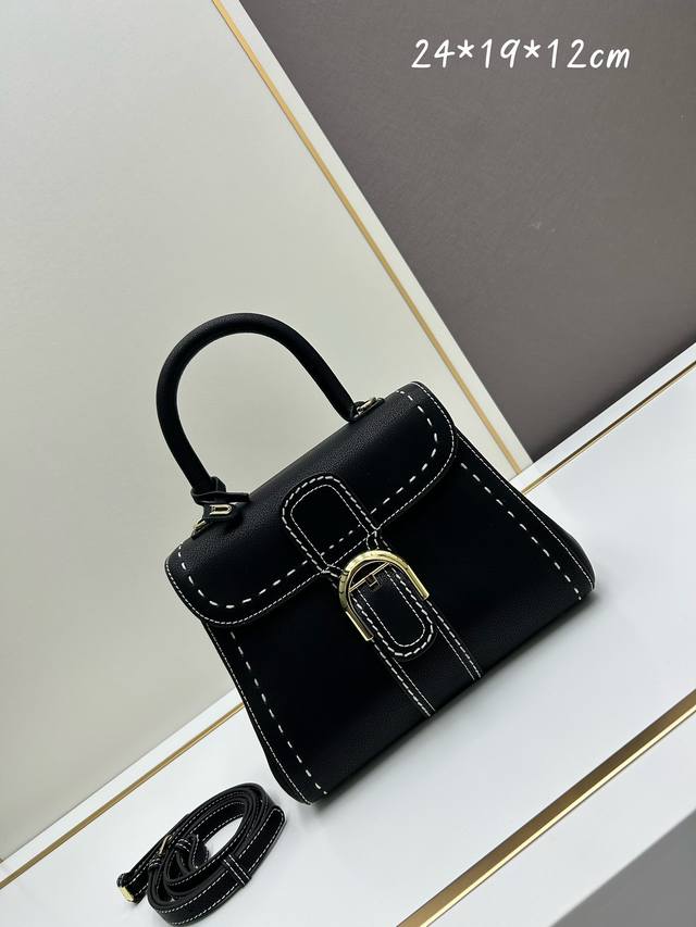 Delvaux2024春夏外缝线系列 诞生于1958年的经典款型是delvaux之家的象征。以rodéocalf粒纹小牛皮打造的brillantpm包袋因简洁的