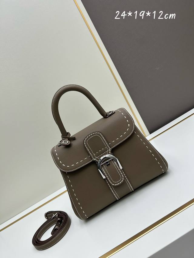 Delvaux2024春夏外缝线系列 诞生于1958年的经典款型是delvaux之家的象征。以rodéocalf粒纹小牛皮打造的brillantpm包袋因简洁的