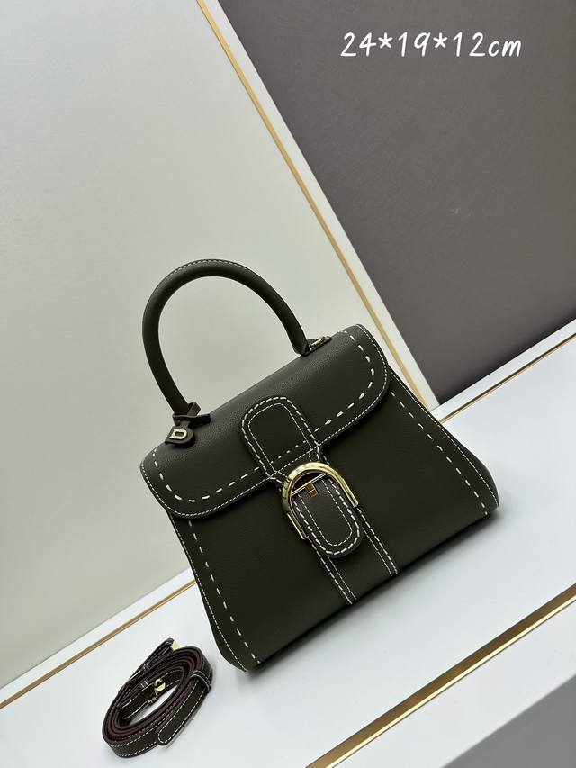 Delvaux2024春夏外缝线系列 诞生于1958年的经典款型是delvaux之家的象征。以rodéocalf粒纹小牛皮打造的brillantpm包袋因简洁的