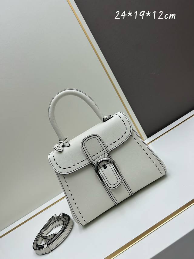 Delvaux2024春夏外缝线系列 诞生于1958年的经典款型是delvaux之家的象征。以rodéocalf粒纹小牛皮打造的brillantpm包袋因简洁的