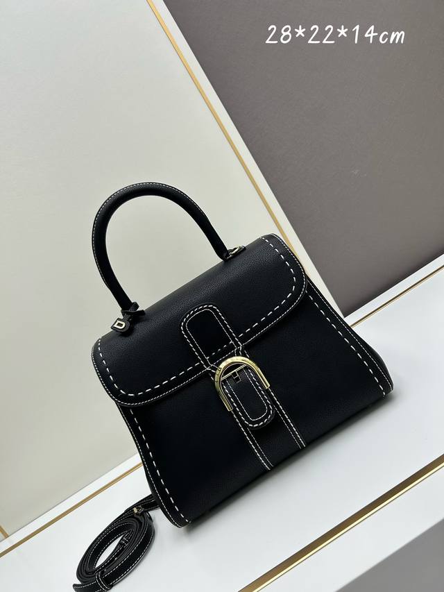 Delvaux2024春夏外缝线系列 诞生于1958年的经典款型是delvaux之家的象征。以rodéocalf粒纹小牛皮打造的brillantpm包袋因简洁的