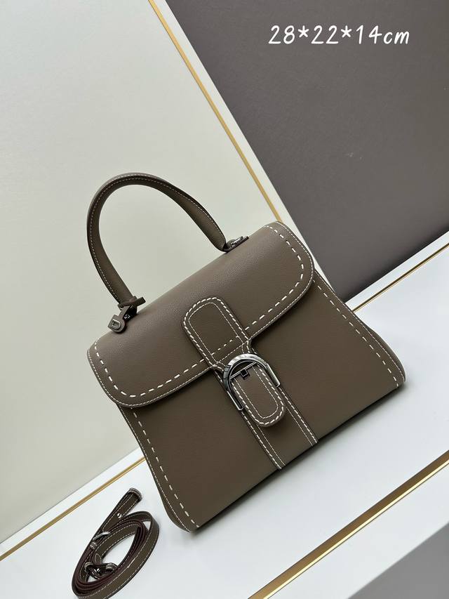 Delvaux2024春夏外缝线系列 诞生于1958年的经典款型是delvaux之家的象征。以rodéocalf粒纹小牛皮打造的brillantpm包袋因简洁的