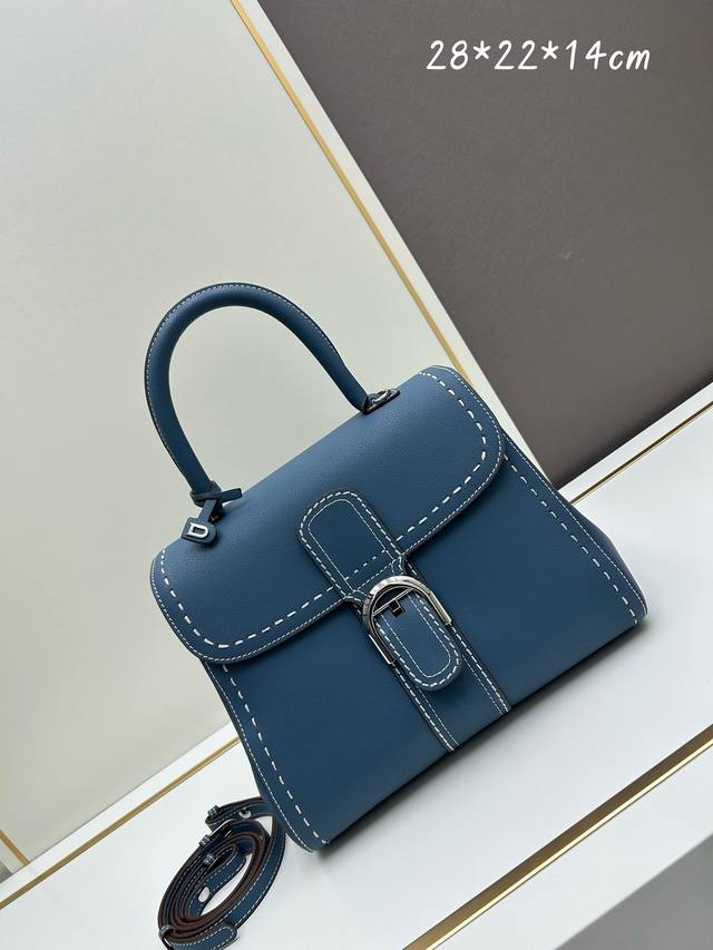 Delvaux2024春夏外缝线系列 诞生于1958年的经典款型是delvaux之家的象征。以rodéocalf粒纹小牛皮打造的brillantpm包袋因简洁的