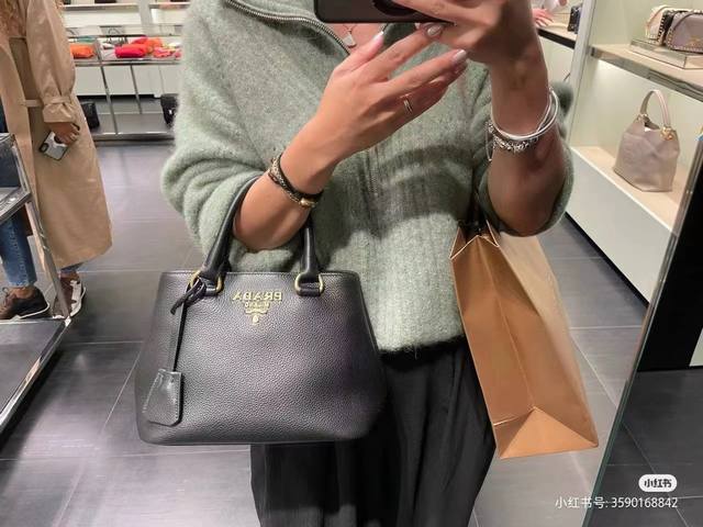 专柜高品质普拉达 Prada 经典回归-复古手提包 大号版 普拉达这款复古手提包采用头层粗荔枝纹牛皮，配有一条可拆卸可调节长肩带，可手提 肩背 斜跨，顶级五金，