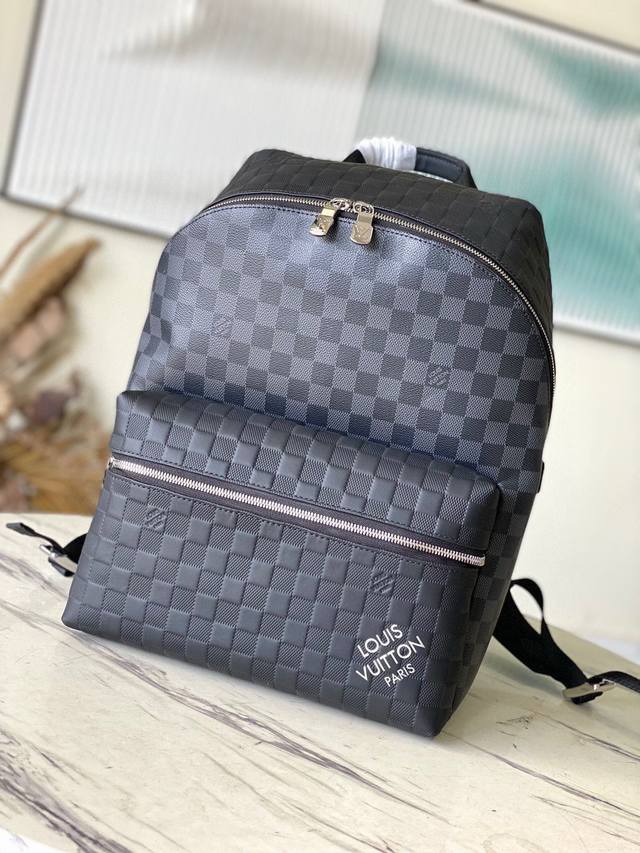 头层皮 顶原级单n40436 本款 Discovery 小双号肩包出自 Damier2 系列，拼合 Damier Infini 皮革和 Damier Graph