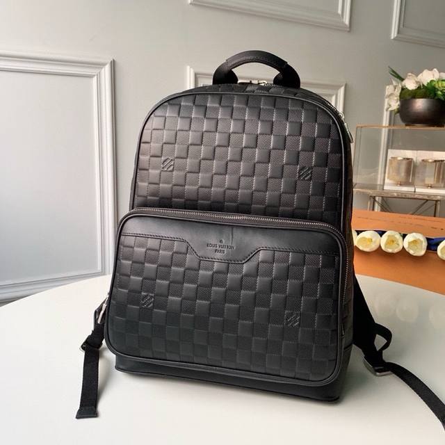 头层皮 顶级原单campus 双肩包 N40094 的 Damier Infini 牛皮呈现银色光泽，品牌经典 Damier 棋盘格以压纹质感重新演绎。银色拉链