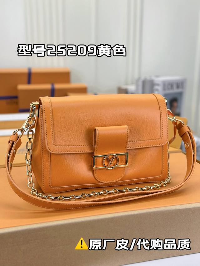 M25209黄色 本款 Dauphine Soft 中号手袋出自创意总监 Nicolas Ghesquière 之手，以崭新宽松构型亮相 2024 春夏秀场。D