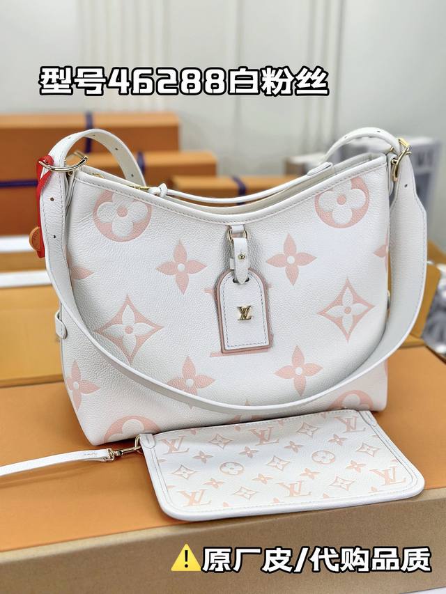 M46288白粉丝印 Carryall 小号手袋取材 Monogram Empreinte 压纹皮革，充裕构型设有齐整内层，大号内袋再添功能元素。搭配monog