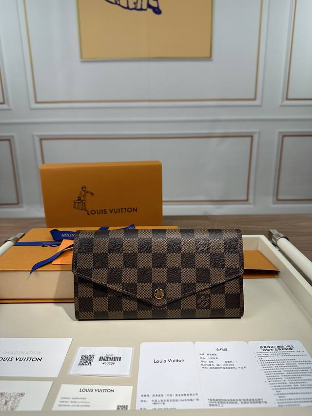 N6 9 特级正品 本款 Sarah 钱夹取材路易威登传统damier Ebene帆布，搭配粒面皮革内衬，经典柔美。功能齐备，包含2个宽敞隔层、1个拉链零钱袋和