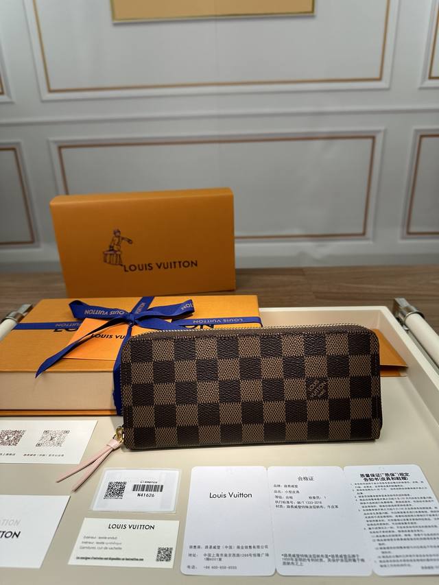 N41626 特级正品 本款 Clémence 钱夹融合路易威登传统damier Ebene帆布和多彩粒面皮革内衬。包身纤薄，拉开拉链，可见井然有序的内部空间: