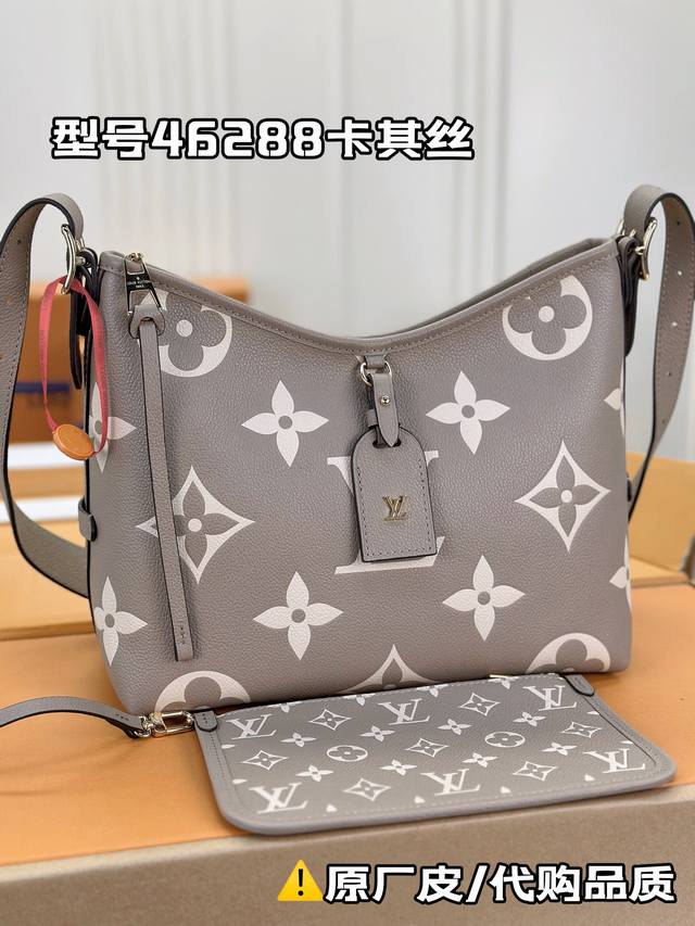 M46288卡其丝印 Carryall 小号手袋取材 Monogram Empreinte 压纹皮革，充裕构型设有齐整内层，大号内袋再添功能元素。搭配monog