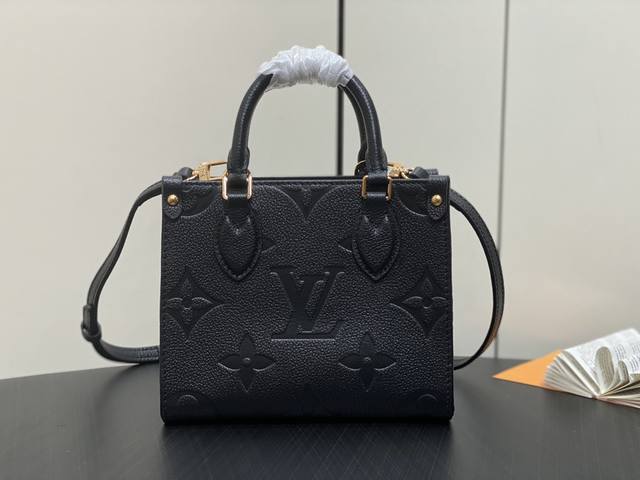 原单精品 M46993黑色全皮压花 四方包系列 本款 Onthego Bb 手袋为 Monogram Empreinte 皮革压印 Monogram 图案，以别