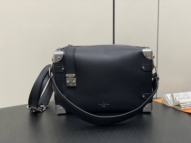 原单精品 M25160黑色 全皮软盒子系列 Side Trunk 中号手袋 创意总监 Nicolas Ghesquière 以本款雅致 Side Trunk 中