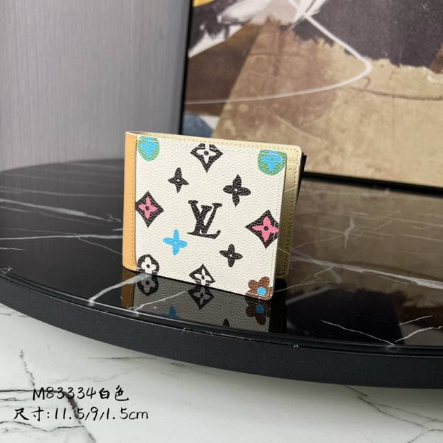 顶级原单 M83334白色 本款 Multiple 钱夹为 Monogram Craggy 帆布描绘缤纷 Monogram 图案，近观则现 Monogram 花