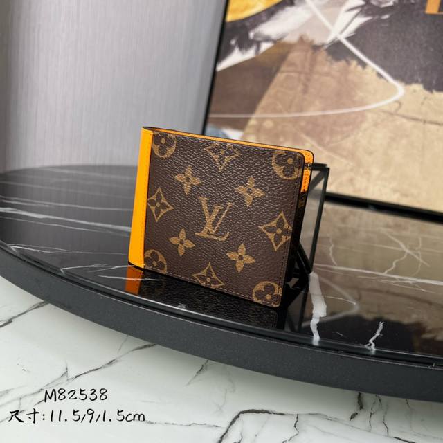 M82538 本款 Multiple 钱夹以 Monogram Macassar 材质再现纤薄设计，在容纳纸币、信用卡、名片、票据等物的同时可收入口袋中，以当代