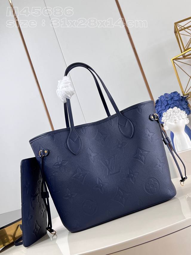 出厂价 顶级原单 M45686深蓝压花 本款 Neverfull 中号手袋取材 Monogram Empreinte 粒面皮革，搭配微纤维内衬和金属件。收紧或放