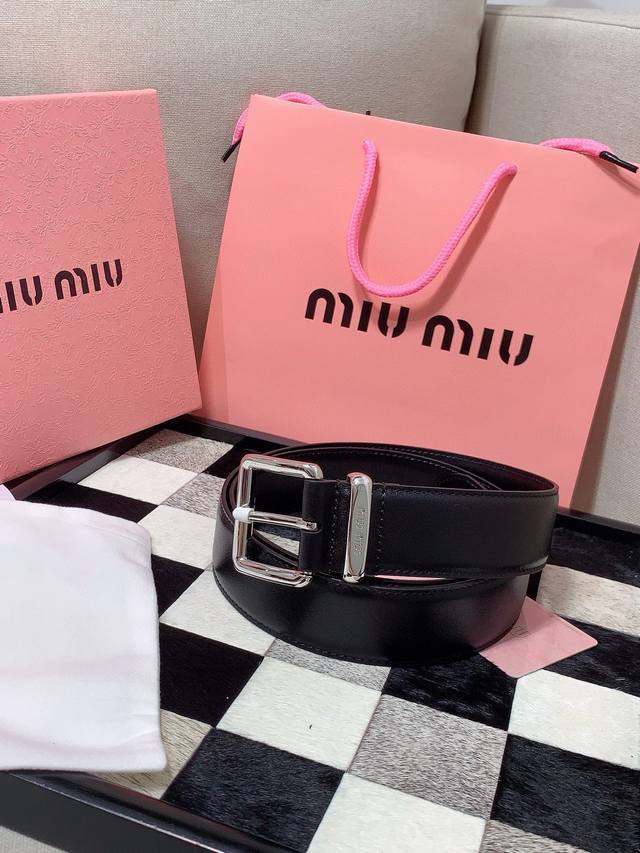 Miumiu 高端男女情侣款皮带 宽度3.5Cm 双面头层小牛皮材质，皮料柔软舒适 背面原版钢印logo。 精细的做工，搭配纯铜扣